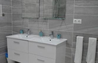 Impressive 1 bed Apartment with a stunning bathroom and Terrace CB4EV - Photo 17