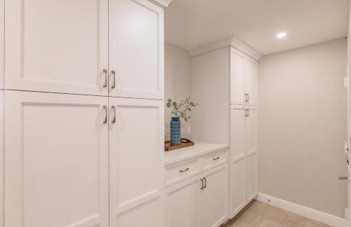 1055-607 Pond View High Rise with Remodeled Kitchen - Foto 6