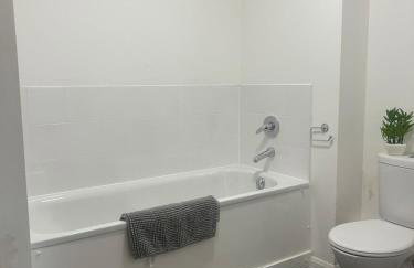 Comfortable 2-Bedroom Flat close Etihad and Coop Live - Photo 22