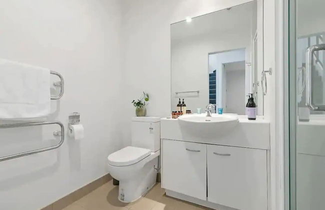 Roomy Loft 2 Bedroom w/ Free Parking Zodiak Stays - Photo 7