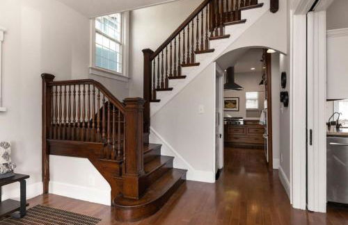 Deluxe 6 Bedroom 3 Min to Downtown w 2-car Driveway - Foto 9