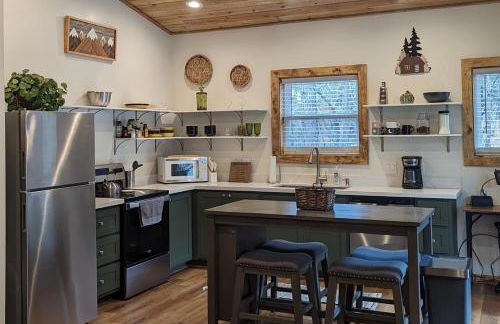 Relax & Recharge in Cozy Pinetop 2BR Retreat - Foto 7