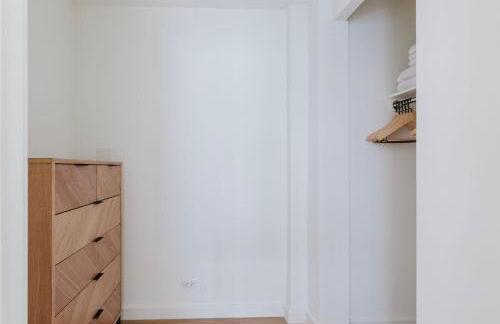 Blueground Midtown E wd doorman nr E River NYC-1527 - Photo 14