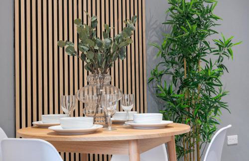 Spacious Modern 2BR - Parking - Workspace Area, Ideal for Contractors & Long Stays - NordStay - Foto 37