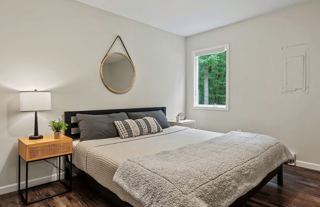 The Evergreen Escape by Avantstay Modern Cabin w Volleyball Court Hot Tub - Foto 40