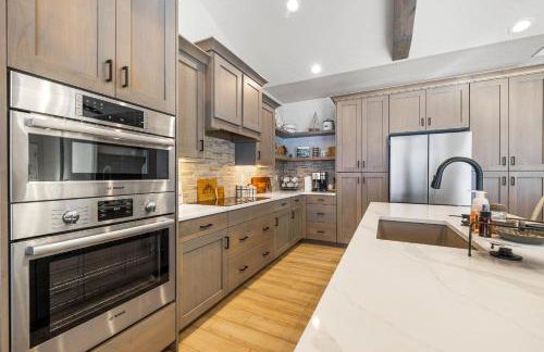 New Mountain Bluebird - walk to lake, golf, and town - game rm - family friendly - sleeps 14 - Photo 1