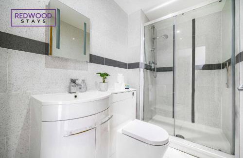 Penthouse Serviced Apartment in Camberley Town Centre with Free Parking, Free WiFi, Lift and Balcony Access By Redwood Stays - Foto 32