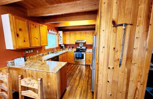 Blacktail Cabin Hideaway with hot tub - Foto 10