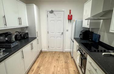 6 BR 3 Bath Spacious Tudor House & Free Parking - Foto 73