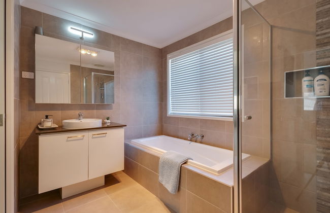 StayAU Newly Cozy Holiday House Tarneit - Foto 28