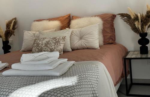 Marbella Bliss - Luxury 4-Bedroom VILLA with Garden, Private POOL & Jacuzzi, Marbesa near- 5 min to the Cabopino Beach - Photo 31