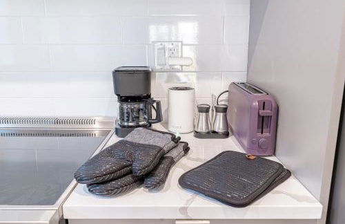 Cozy Brooklyn Getaway with Balcony - Foto 16