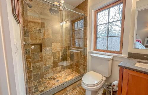 Stunning Luxury Ski-InSki-Out Home w Hot Tub - Foto 31