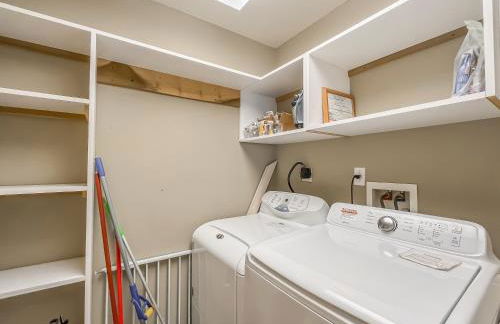 Luxury Stunning Mountaintop Home with Hot Tub and Lake Views - Foto 22