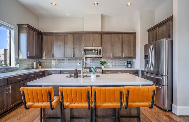 Luxury Downtown Home w Rooftop Deck in the Skyline - Foto 10