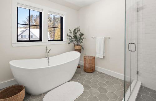 New & Modern Townhouse Close to Skiing, Brand New Hot Tub - Photo 35