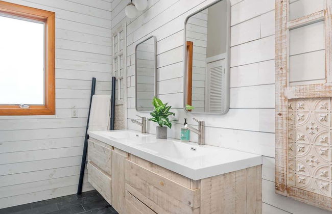 Luxurious Lake Park House: Sleeps 25, Pool, Hot-tub, Firepit and Game Room! - Photo 34