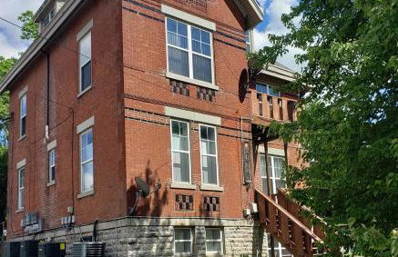 Spacious Industrial split level with a Balcony - Photo 14