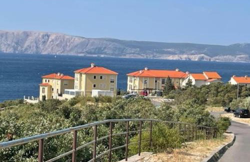 Beachfront apartment with pool, panoramic sea view - by Traveler tourist agency Krk - ID 2390 - Foto 7