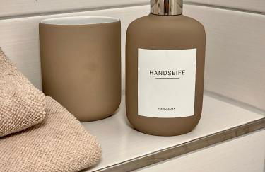 Kleine Auszeit -- inklusive Parkplatz & WiFi, Geschirrspüler, Waschmaschine & Terrasse mit Strandkorb -- Perfekt für Urlaub & Business - Foto 3