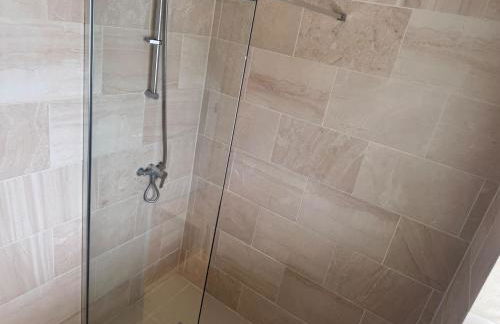 Pet-friendly - 2 Bedrooms Bungalow hot tub Parking - Foto 31