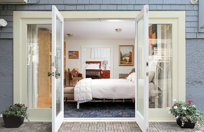 Private and Cozy Home in Kerrisdale - Photo 3