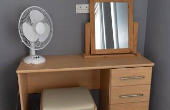 3 bed home sleeps 8 people located 1 min from train stop - Otley Terrace - Photo 2