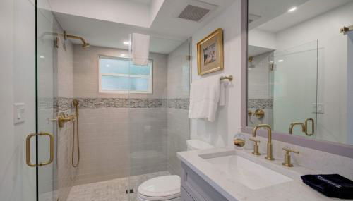 Le Malo Vacation Rental - Photo 5, towels, Shower