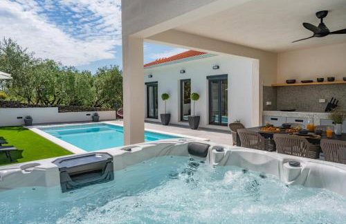 Apartment Gironi with Pool, Jacuzzi - Photo 5