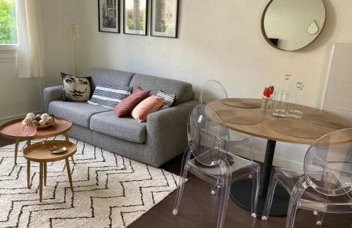 50 m2 T2 au calme, lumineux, confortable, cosy, climatisé, privatif avec parking gratuit et terrasse - Foto 2