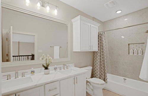 Newly Built Stylish Retreat with Designer Kitchen - Near Park & Beach - Foto 20