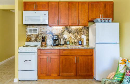 Tropical Studios at Marine Surf Waikiki - FREE PARKING - BEST LOCATION - FULL KITCHEN - SWIMMING POOL - Foto 30