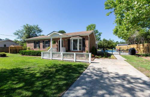 Coastal Home with Inground Pool - Foto 1