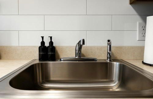 Modern Downtown 1BR Stay in Downtown Royal Oak - Foto 17