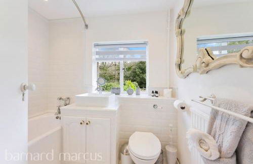 Designer Cottage with Parking - Esher Surrey - Pass the Keys - Foto 12