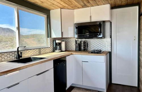Stunning Tiny House with Picnic Space, Barbecue and Fire Pit in Meadview, Arizona - Foto 12