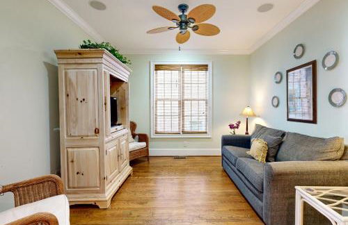 Luxury cottage with pools & multiple decks, 1/2 block to beach - Foto 9