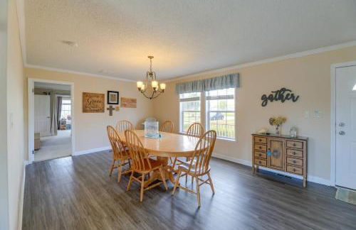 Family Home and Fire Pit and Deck, 11 Miles to Beach! - Foto 8