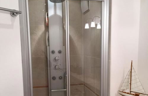 Ferienwohnung Seeblick - exklusive Wohnung in erster Reihe mit Balkon und Seeblick - Photo 11