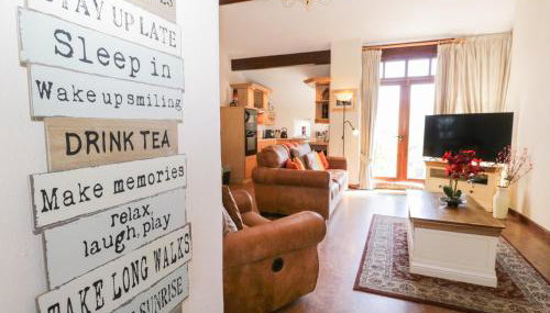 Topiary Cottage - Photo 3