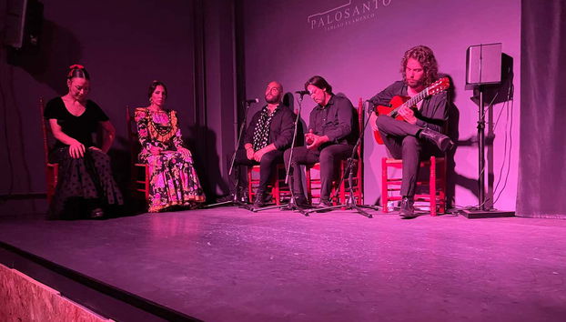 Músicos sobre el escenario del tablao Palosanto