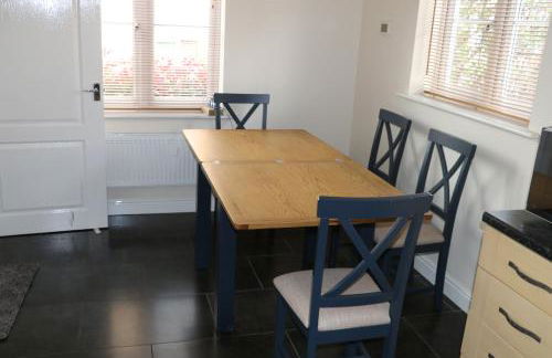 The Iris house is close to city centre and is ideal for tourists, visiting family members or work related activities including contractors - Foto 27