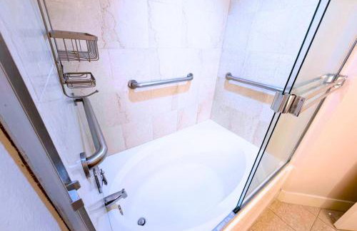 Stylish 2 Bed 2.5 Bath Condo Near Beverly Hills. - Photo 7