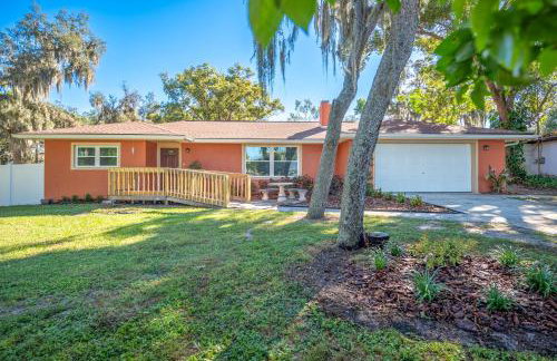 Wood Circle House - Dog Friendly with Fenced in Backyard - Foto 73