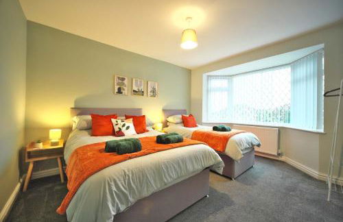 Luxury Bungalow, 3 bedrooms, 5 beds, sleeps 8, transport links, parking, Wi-Fi - Foto 3