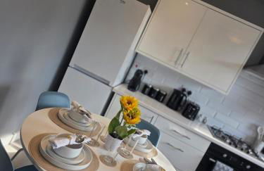 Stylish 3-Bed Home with Parking - Ideal for Long Stays - Photo 14