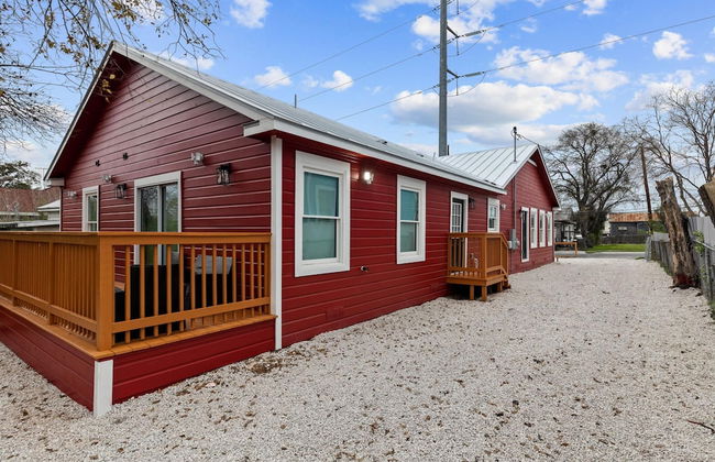 Inviting 4BR 2 5BA Downtown Home With Ample Space - Photo 3