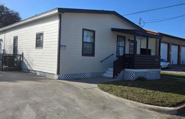 Modern B&W Coastal Retreat 2BR 2BA and Laundry - Foto 1