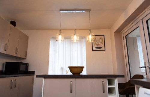 Large 4BDR House By Hyped Properties Short Term Rental Agency With Free Parking & Long Stays Shirebrook - Foto 8