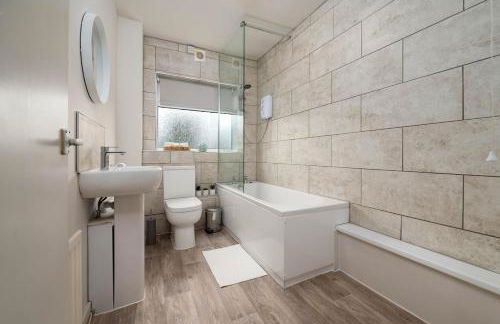 #34 Two bed apt Private Parking Stylish & homely - Photo 27